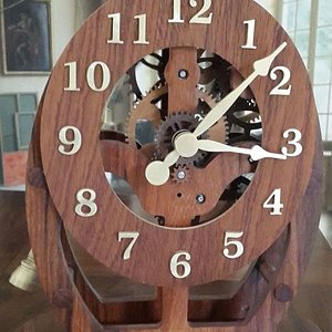 Деревянные часы с электромагнитным маятником