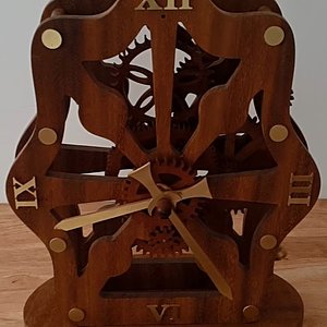 Деревянные часы с электромагнитным маятником и некруглыми шестеренками