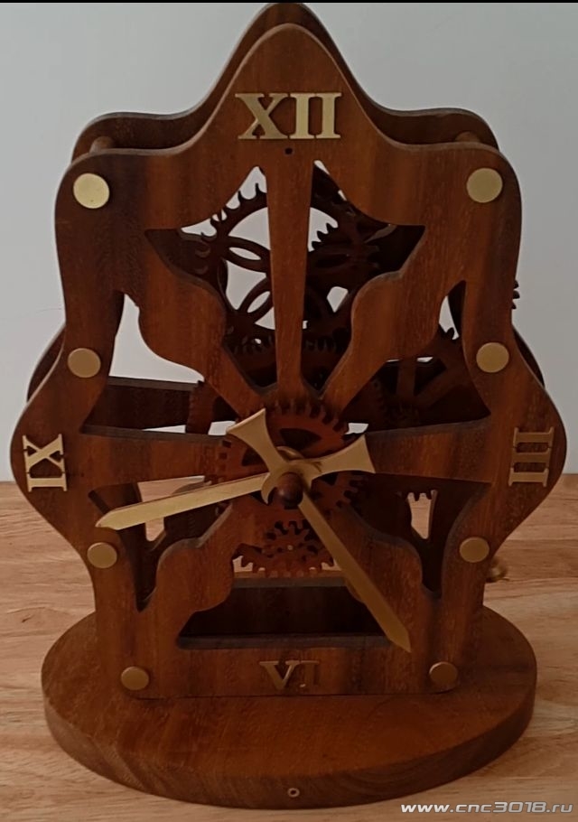 Деревянные часы с электромагнитным маятником и некруглыми шестеренками